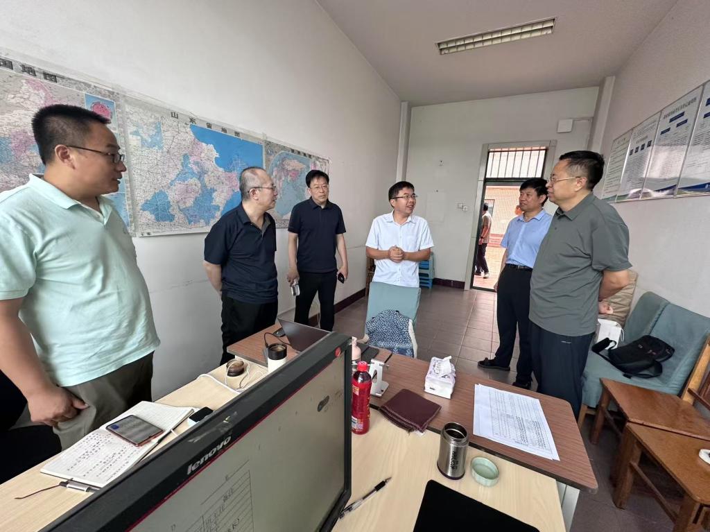 黨委書(shū)記孫眾志深入槐蔭校區(qū)檢查指導(dǎo)暑期工作并開(kāi)展健康咨詢活動(dòng)